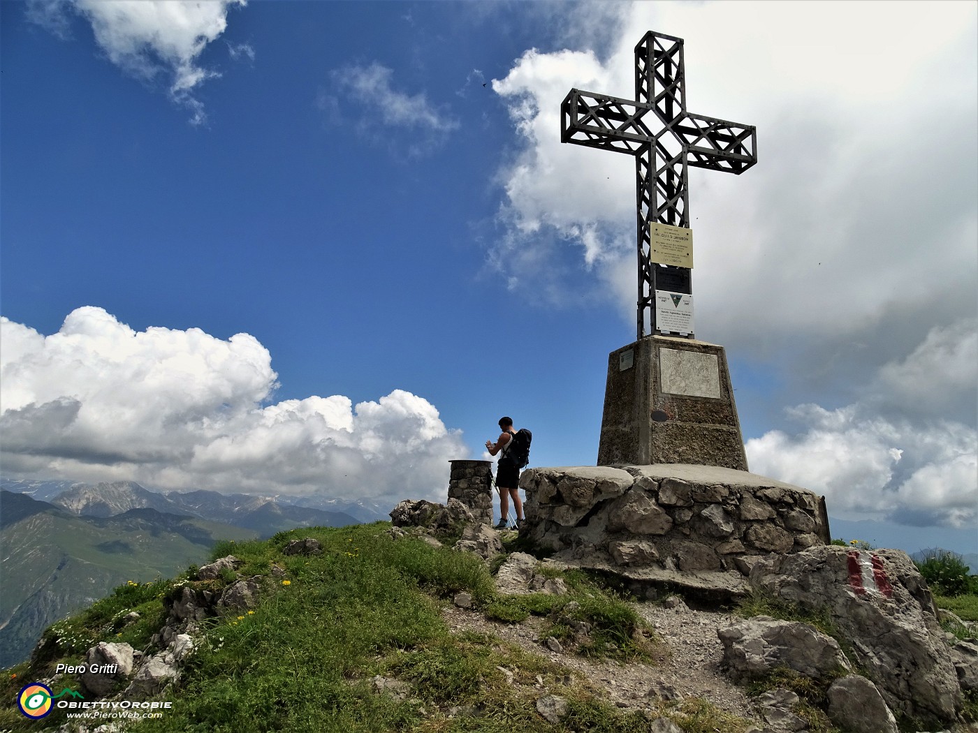 53 Per Raffi la prima volta alla croce di vetta di Cima Alben (2019 m).JPG